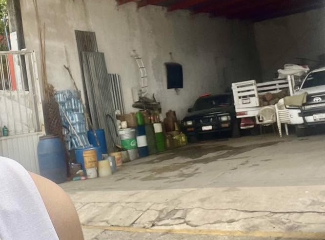 Imagen 2 de 2: Así comercializaban combustible de manera ilegal y a la vista de todos en Tianguistengo
